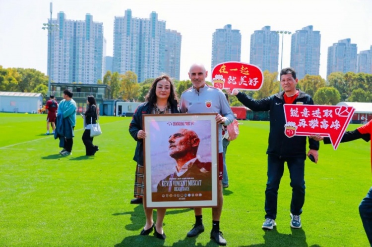  东体：海港主教练穆斯卡特收到一份用球迷图片拼接成的画像