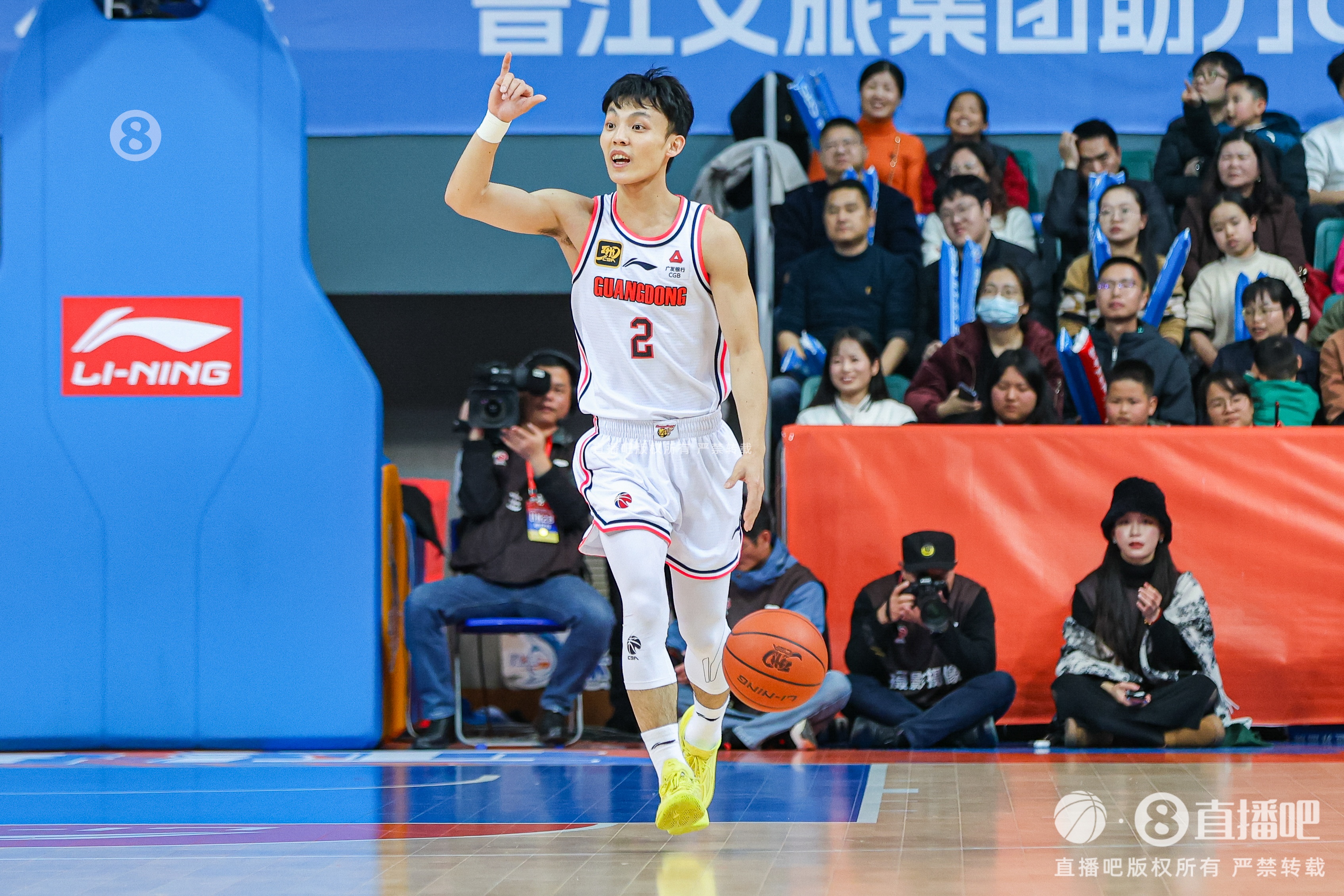  打得轻松！徐杰9中4拿到12分3板6助1断